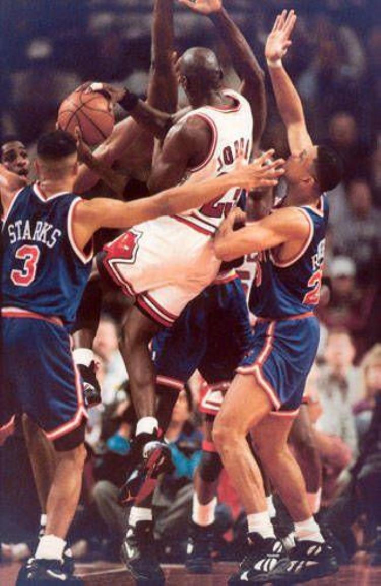 乔丹职业生涯恶意犯规「NBA历史唯一一次教练互殴当时发生了什么乔丹险被毁掉生涯」