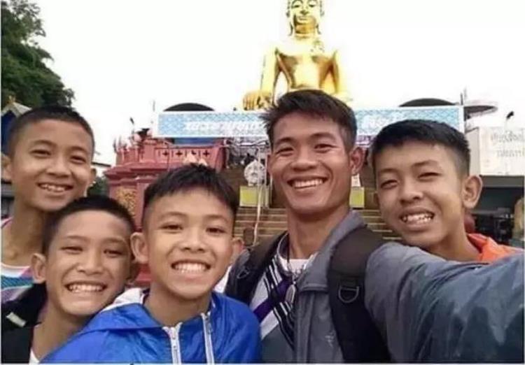 泰国失踪13中的教练他的感人做法让孩子们活了下来