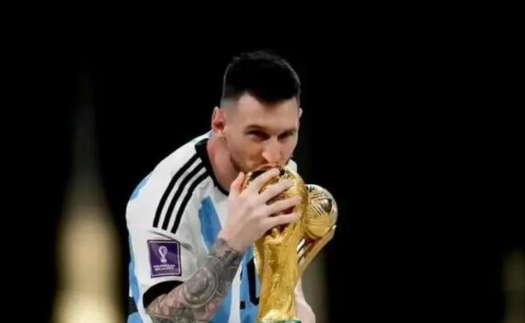 梅西捧起大力神杯「阿根廷夺冠梅西捧大力神杯柔情的将孩子和老婆搂入怀中」