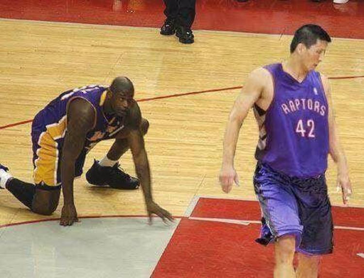 篮球过分挥肘定义「什么是NBA级别的对抗挥肘让姚明出血詹皇直接把球扣变形」
