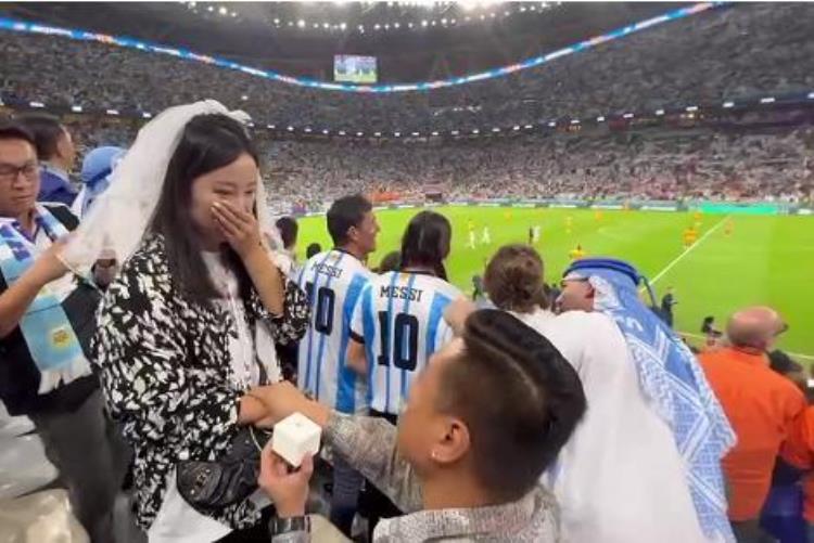 卡塔尔世界杯邂逅浪漫爱情梅西球迷用DR钻戒求婚