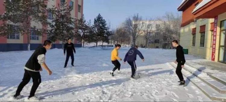 新疆小伙自学足球,乌鲁木齐小学生足球老师
