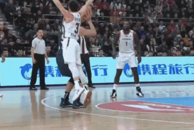 古有小土豆封盖姚明今有赵继伟封盖阿联NBA也有以小欺大