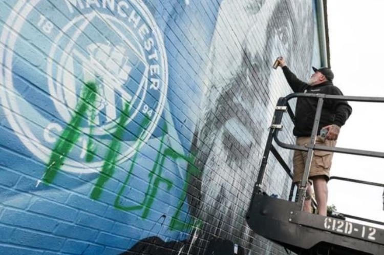 曼晚瓜迪奥拉在曼市的壁画遭到球迷涂鸦