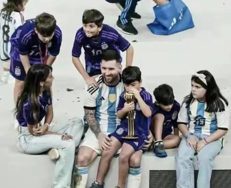 梅西捧起大力神杯「阿根廷夺冠梅西捧大力神杯柔情的将孩子和老婆搂入怀中」