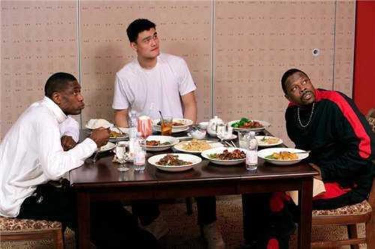NBA球员和中国人请客吃饭有何区别对比姚明的传统区别之大