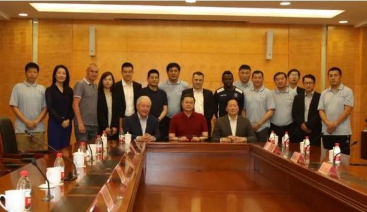 欧足联教练峰会「上海足球升级出新招合作法国欧塞尔名宿教练赴法进修」