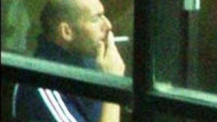 足球场那些抽烟的型男里皮克鲁伊夫齐达内内马尔都在