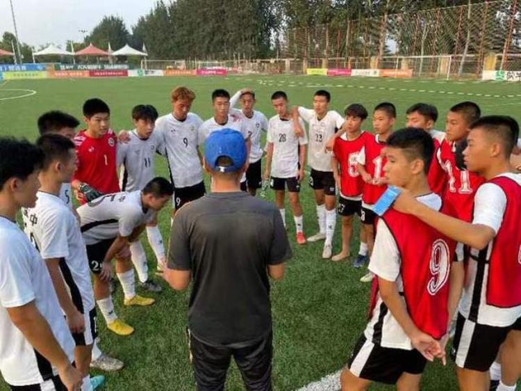 不惧与职业梯队对抗这所济南高中校队闯入中国青少年足球联赛总决赛