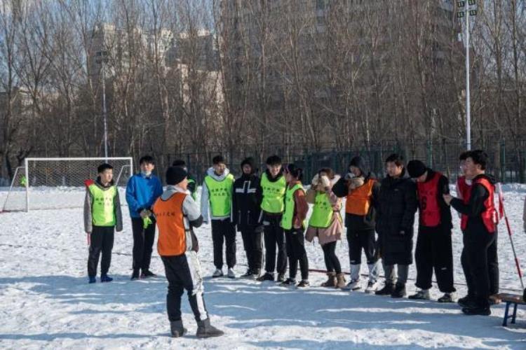 哈工大机器人比赛「哈工大雪地足球赛闪亮登场机器人和女将抢镜」