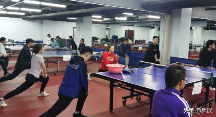 乒乓球比赛丁宁「新年第一课丁宁晒出在北大的教学组图开辟另一条乒乓赛道」