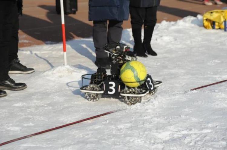 哈工大机器人比赛「哈工大雪地足球赛闪亮登场机器人和女将抢镜」