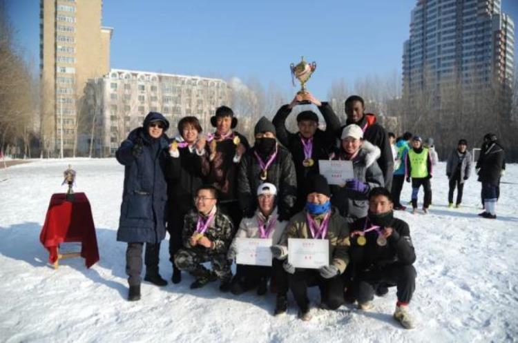 哈工大机器人比赛「哈工大雪地足球赛闪亮登场机器人和女将抢镜」