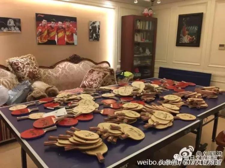 别人家的沙发前是茶几而刘国梁家居然是一张乒乓球桌
