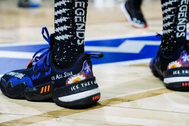 科比最后一次全明星球鞋「NBA球员上脚全明星战靴纪念科比3位新秀致敬詹姆斯」