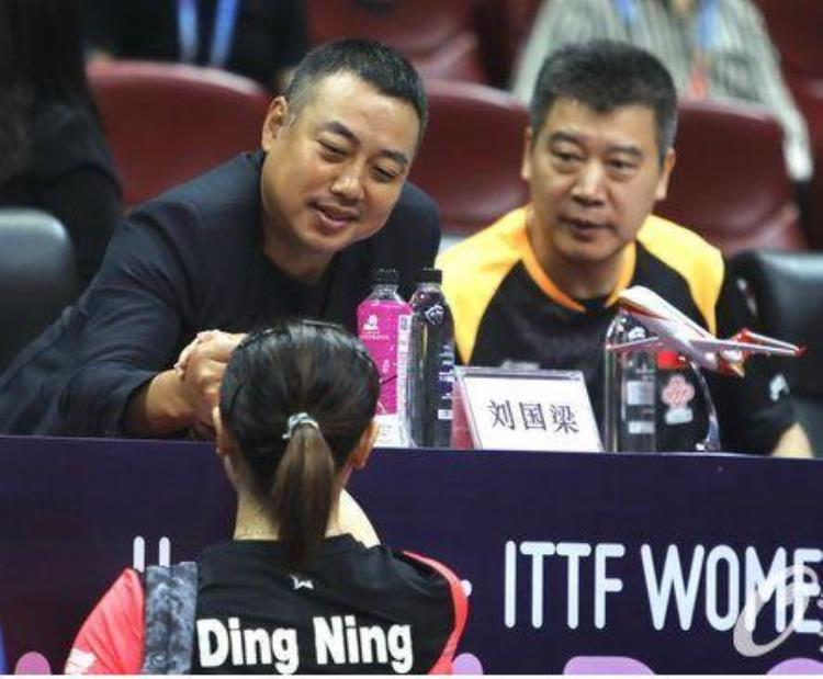 刘国梁回归女乒世界杯80横扫丁宁与恩师握手朱雨玲有他在踏实