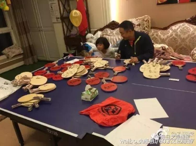 别人家的沙发前是茶几而刘国梁家居然是一张乒乓球桌