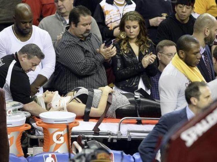 布泽尔误打裁判「5大被球员误伤瞬间布泽尔猛击裁判裆部詹皇把球迷撞进医院」