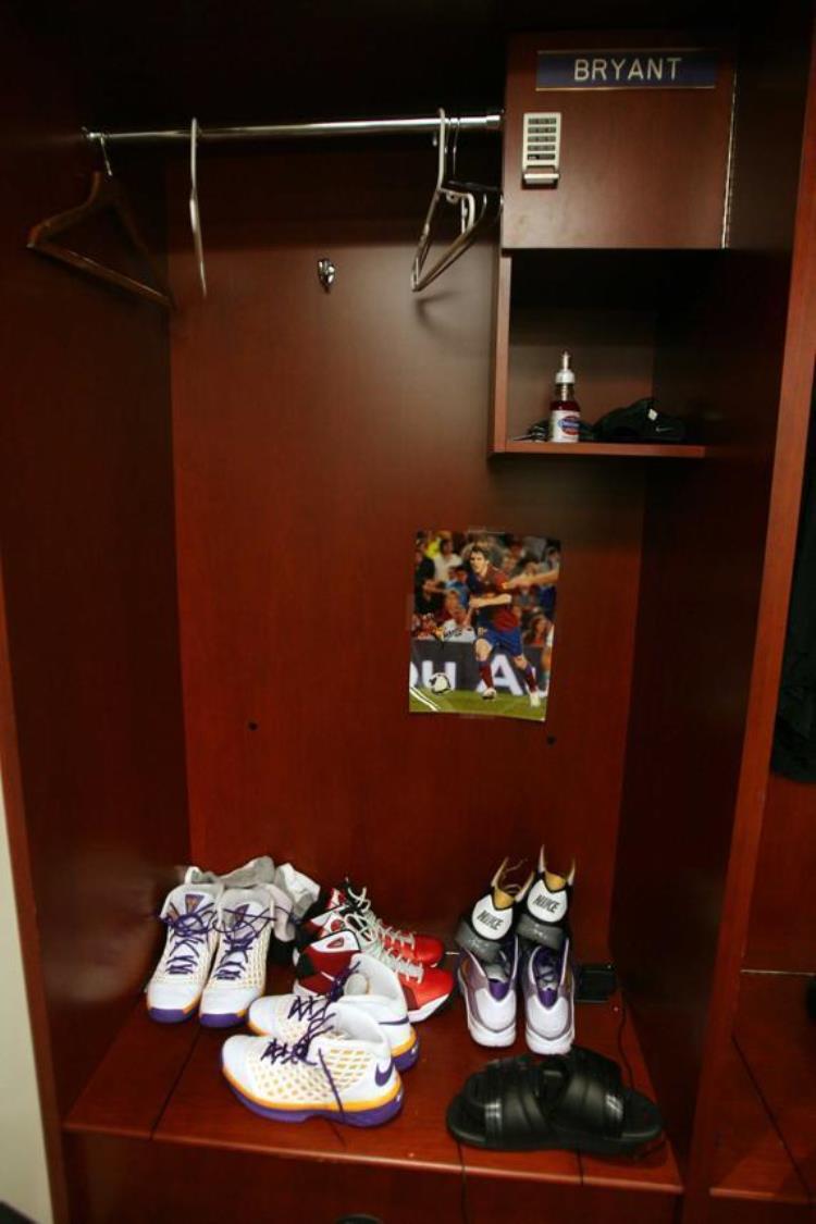 科比亲笔签名球「球王相惜科比生前衣柜贴梅西签名照称赞他爱足球就像我爱篮球」