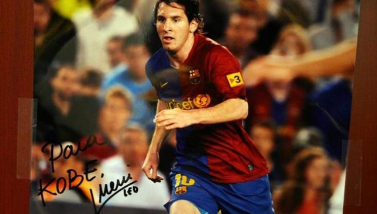 科比亲笔签名球「球王相惜科比生前衣柜贴梅西签名照称赞他爱足球就像我爱篮球」