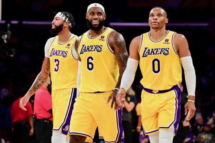 美媒列出NBA目前最好的8组三巨头湖人三巨头落选