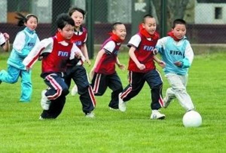北京小学开足球课愁坏妈妈足球运动鞋竟卖断货