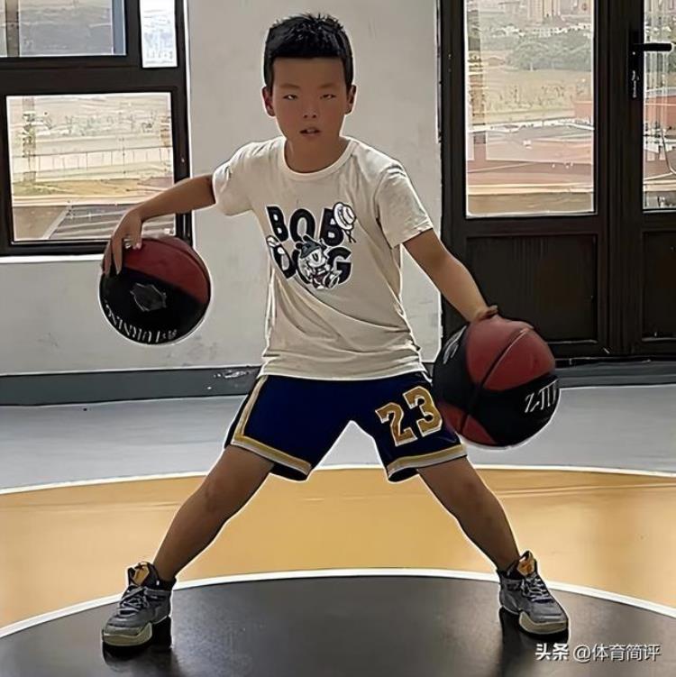 身穿湖人球衣的9岁男孩站在板凳上做双球训练网友NBA做不了