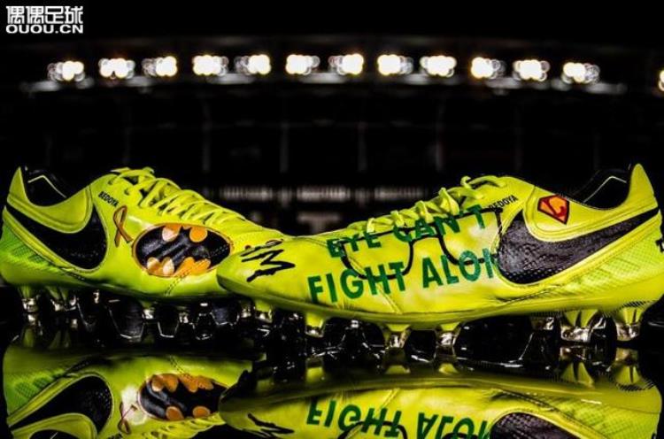 携手抗癌费城联队球员穿上特殊爱心涂鸦战靴
