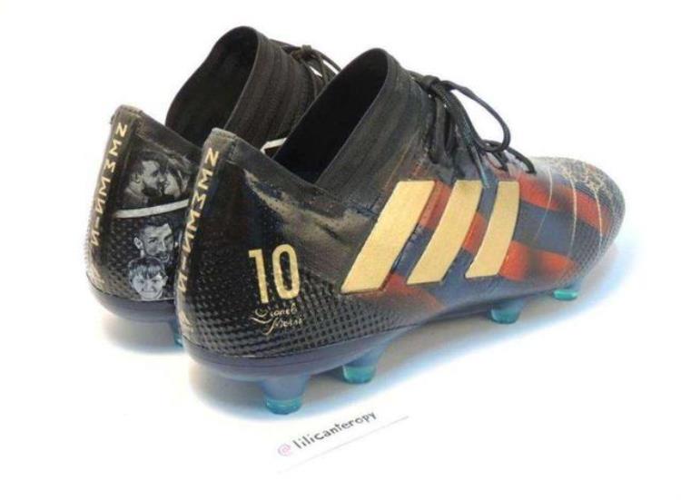 梅西15周年纪念战靴「梅西新战靴手绘回顾生涯珍贵瞬间」
