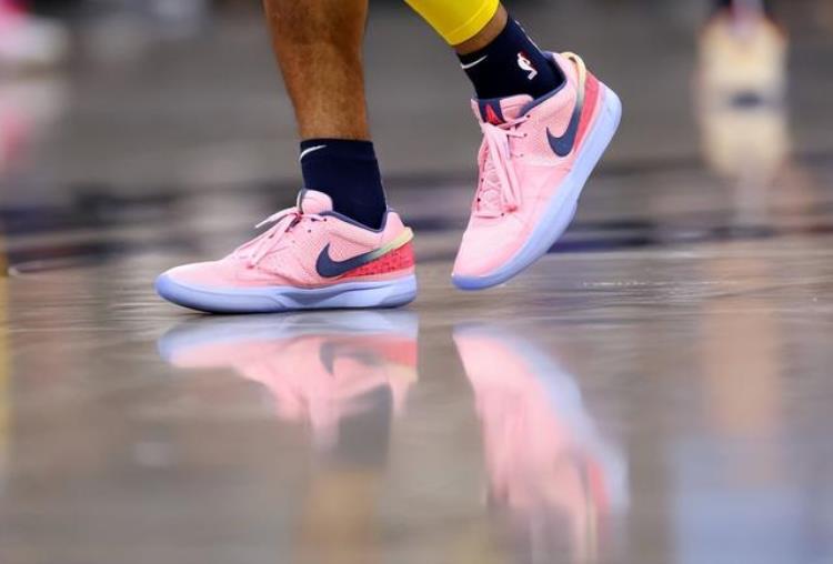 NBA球员上脚马尔卡宁穿LeBron20粉皮猪中国球鞋真的帅