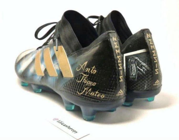梅西15周年纪念战靴「梅西新战靴手绘回顾生涯珍贵瞬间」