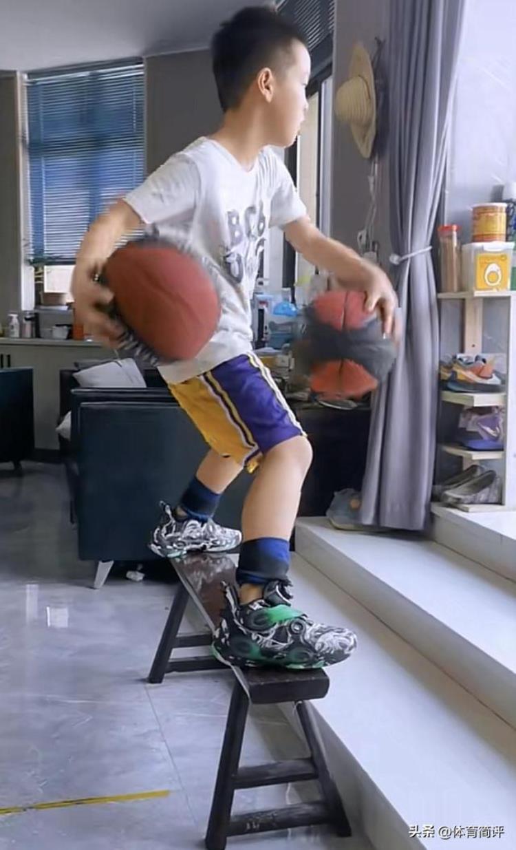 身穿湖人球衣的9岁男孩站在板凳上做双球训练网友NBA做不了