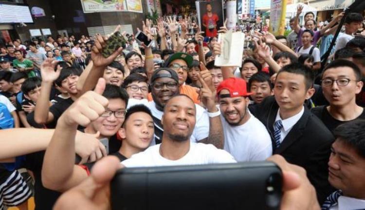科比最大牌球迷「从NBA球星与中国球迷自拍看谁是人气王科比一张图塞满数万人」
