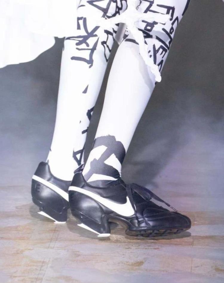 川久保玲nike高跟鞋「川久保玲为耐克设计足球鞋跟高8厘米4000元让人看不懂」