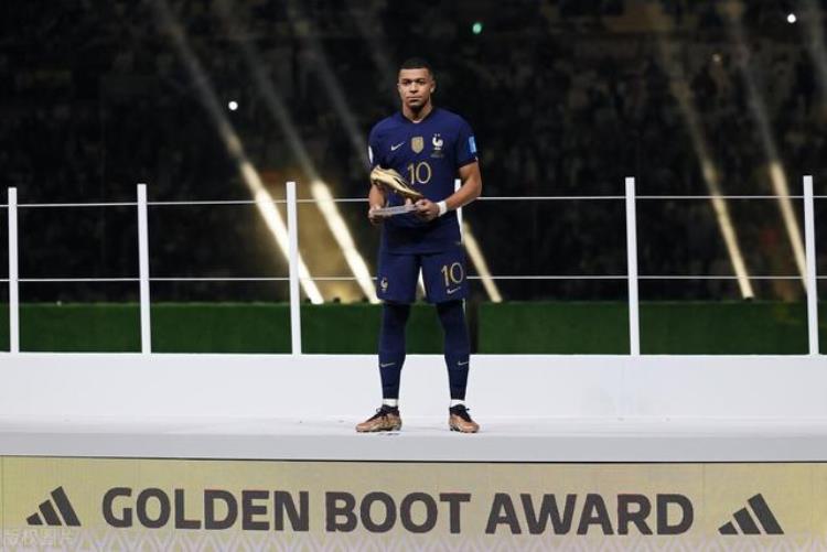 梅西获得世界杯金球奖「世界杯奖项一览姆巴佩8球加冕金靴梅西金球奖助攻王银靴」