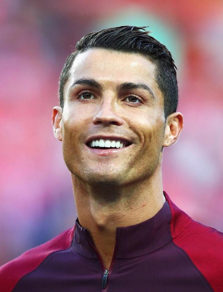 颜值最高的足球明星「世界足坛颜值最高的5大巨星C罗上榜意大利球星高居榜首」