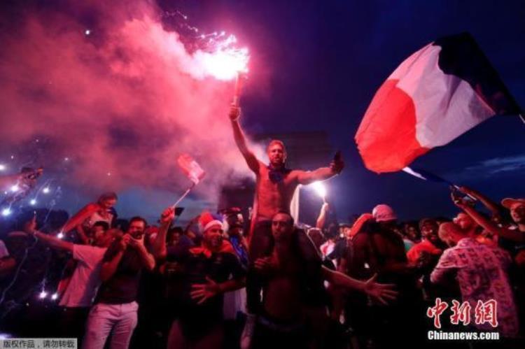 法国球迷庆祝变骚乱「法国球迷庆祝夺冠变了味狂欢演变成打砸抢」