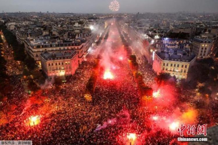 法国球迷庆祝变骚乱「法国球迷庆祝夺冠变了味狂欢演变成打砸抢」