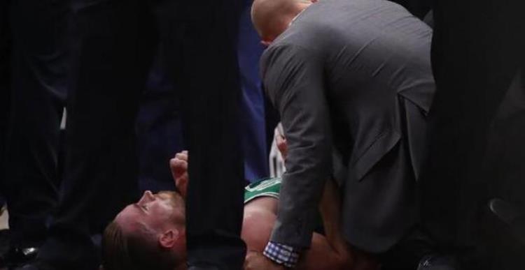 NBA裁判受伤「NBA历史最糟糕的揭幕战球员断腿裁判受伤离场队友互殴」
