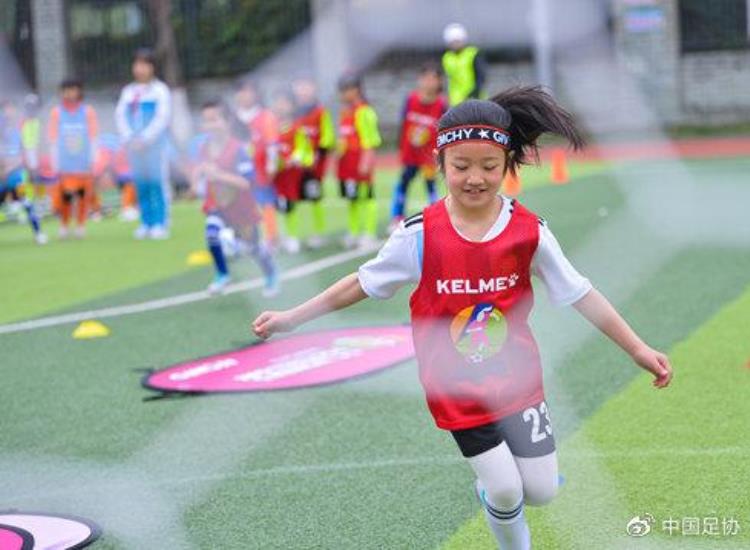 足球点亮梦想绿茵放飞希望「女孩足球节让梦想与欢笑在绿茵场绽放」