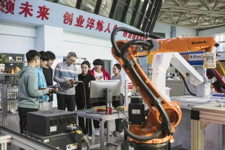 中国四大机器人「中国第一世界第四这个机器人团队不一般」