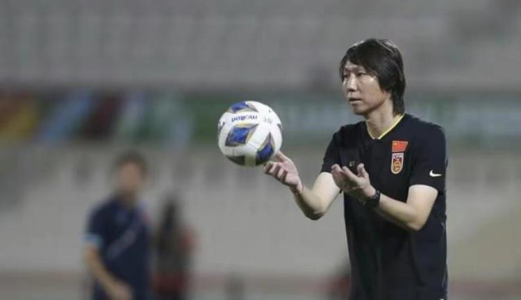 中国足球教练李铁年薪,前男足主帅李铁干什么去了