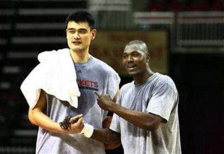 姚明NBA生涯最该感谢谁翻译帮他融入生活师父不止奥拉朱旺