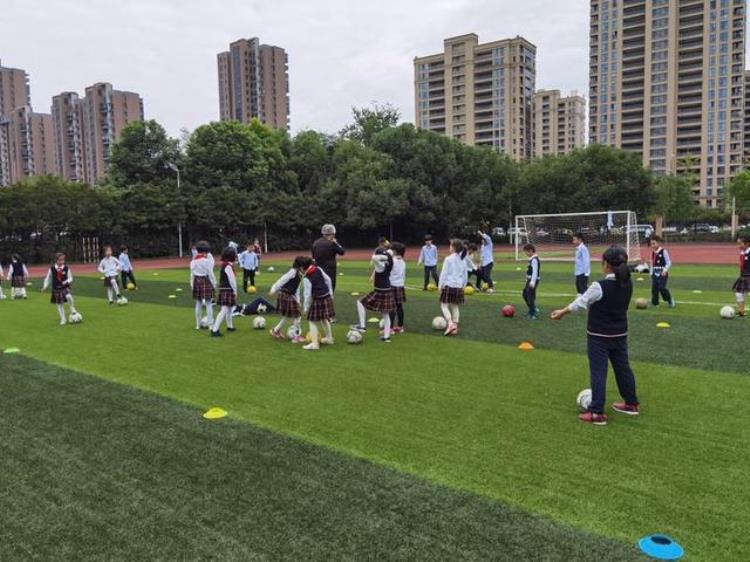 让孩子们跑起来丨杭州滨文小学的足球课外教拥有欧足联A级执照