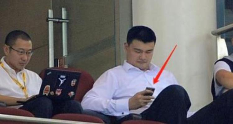 NBA球员玩手机都啥样奥胖像在抓麻将博班直接用iPad代替手机