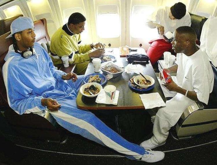 NBA球星坐飞机时都干啥姚明很文艺范乔丹直接跟队友打牌