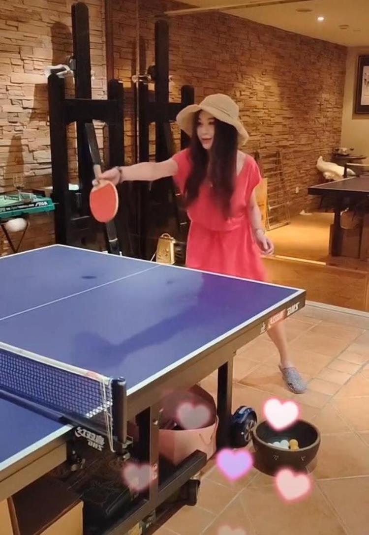 温碧霞在香港豪宅隔离在家中摆乒乓球台穿裙子与老公对打