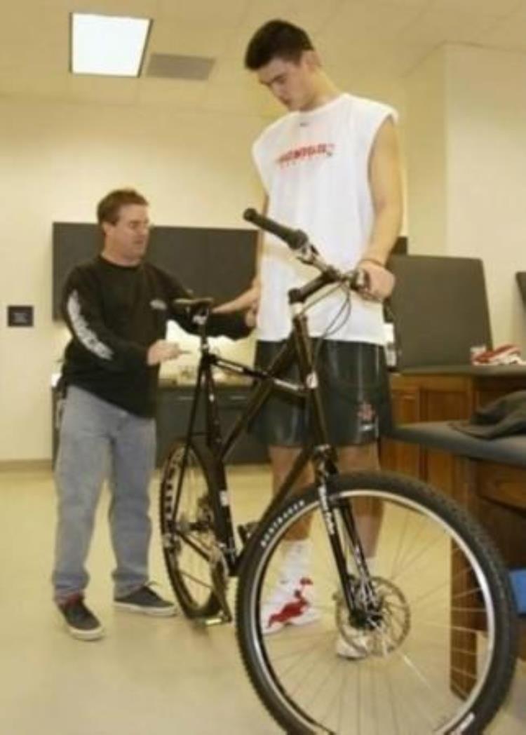 当NBA巨人遇上特殊座驾姚明单车超大尺寸300斤奥胖开超迷你车