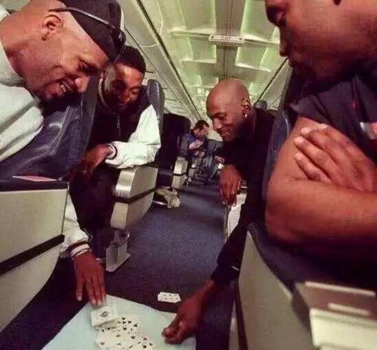 nba球员坐什么飞机「NBA球星坐飞机时都干啥姚明很文艺范乔丹直接跟队友打牌」
