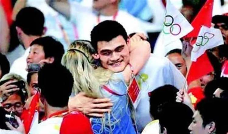 08年奥运会姚明拥抱女,她与姚明的两次亲密接触